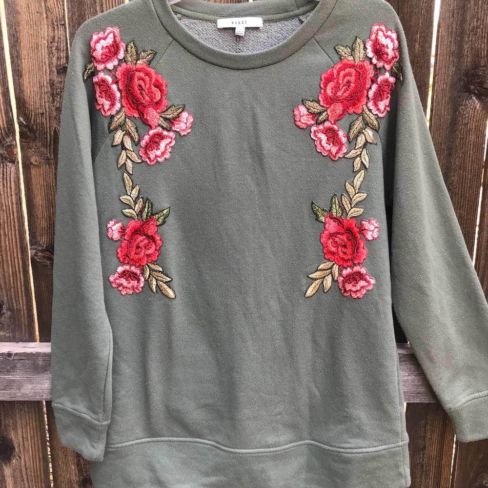 NWOT Green and roses embroidered pullover